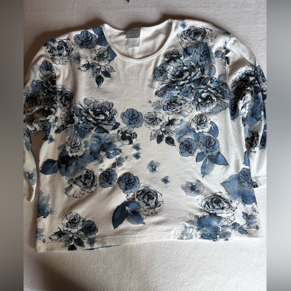 Floral Blue and White Women's Short Sleeve‎ Top